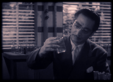 Le méchant prépare un mauvais coup.